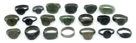 OBJEKTE AUS BRONZE. 
SCHMUCK. 
FINGERRINGE. Lot Br-Ringe: römisch bis byzantinisch, Kleinasien, geometrische Muster, mit aufgesetzten und eingearbei...