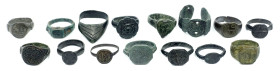 OBJEKTE AUS BRONZE. 
SCHMUCK. 
FINGERRINGE. Lot Br-Ringe: römisch bis byzantinisch, Kleinasien, flache Reife meist mit ovaler oder runder Ringplatte...