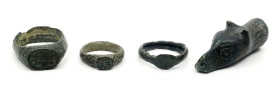 OBJEKTE AUS BRONZE. 
SCHMUCK. 
FINGERRINGE. Lot Br-Ringe: römisch 2.- 3. Jahrhundert, Kleinasien, 2 Kinderringe Ringplatte mit eingeritzten Kreuzzei...