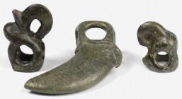 OBJEKTE AUS BRONZE. 
SCHMUCK. 
BESCHLÄGE und GRIFFE. Br-Beschlag thrako-skytisch 5. -3.Jh.v, Chr. Stilisierte Adlerköpfe, rückseits Öse, L.30mm, 27m...