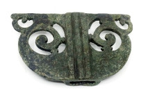 OBJEKTE AUS BRONZE. 
SCHMUCK. 
BESCHLÄGE und GRIFFE. Beschlag römische Zeit, durchbrochen gearbeitet, peltaförmig L.38mm x 50mm. .