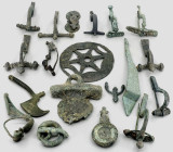 OBJEKTE AUS BRONZE. 
SCHMUCK. 
LOTS. 19 Bronze Teile: prov. römisch 1.-3. Jh. n. Chr.: Gürtelschnallen, Beschläge z.T. Pferdegeschirr, Phalera F 74 ...