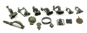 OBJEKTE AUS BRONZE.
SCHMUCK.
LOTS. 17 Br-Artefakten: prov. römisch 1.-3. Jh. n. Chr.: 10 Fibeln L.28mm-62mm, flacher Ring F 25mm, Pfeilspitze und An...