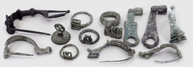 OBJEKTE AUS BRONZE. 
SCHMUCK. 
LOTS. 12 Br-Artefakten: prov. römisch 1.-3. Jh. n. Chr.: 5 Fibeln L.45mm-75mm, 4 Schlüsselringe, 2 Ringschlüssel mit ...