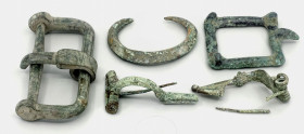 OBJEKTE AUS BRONZE. 
SCHMUCK. 
LOTS. 4 Br-Artefakte: prov. römisch 1.-3. Jh. n. Chr.: 2 Bogenfibeln (1 x Nadel gebrochen) L.56mm, rechteckige Gürtel...