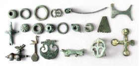 OBJEKTE AUS BRONZE. 
SCHMUCK. 
LOTS. 20 kleine Bronze Objekte:: römisch 1.-3. Jh. n. Chr.: Keltische Ringe, Beschläge, Schnallen, Fibel-Fragmente 14...