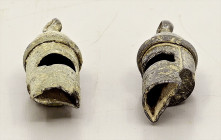 OBJEKTE AUS BRONZE. 
SCHMUCK. 
LOTS. 2 Br-Pfeifen. osmanisch frühe Neuzeit, H.37mm mit Anhänger. aus Coll. G. vor 1980. 


grüne Patina