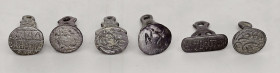 OBJEKTE AUS BRONZE. 
SCHMUCK. 
LOTS. 6 mittlelalterliche osmanische Br-Siegel. kleine verzierte Handhabe, Siegelplatte z. Teil mit eingravierten Sch...