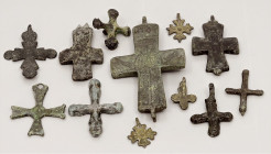 OBJEKTE AUS BRONZE. 
SCHMUCK. 
BRONZE-KREUZE, byzantinisch. LOT: 17 byzantischische Bronze-Kreuze, H.19-79mm, z. Teil Ritzgravur, 1 Kreuz mit Lochun...