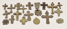 OBJEKTE AUS BRONZE. 
SCHMUCK. 
BRONZE-KREUZE, byzantinisch. LOT: 31 Bronze-Kreuzchen, Spätbyzanz bis Mittelalter, H.17-58mm, meist mit Anhänger, sow...