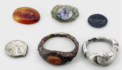 OBJEKTE AUS SILBER. 
SCHMUCK. 
LOT. Lot v. 7 Teilen: 2 Ringsteine (Gemmen) 14x10mm Steh. Minerva, Glaspaste 18x12mm Löwe n.l., Ringfragment mit Gemm...