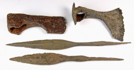 OBJEKTE AUS EISEN. 
LOT. Eisenwerkzeuge, Wikingerzeit (8.-11.Jh.) 2 Speerspitzen L.31cm, 27cm, spätes Mittelalter bis Neuzeit Axt 14,4cm. . 


kor...