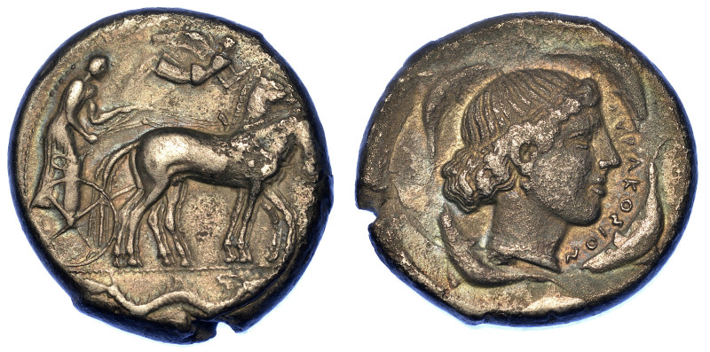 SICILIA - SIRACUSA.

Tetradracma, 450-400 a.C.

Auriga, guida lentamente la ...