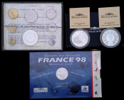 Francia - Lotto di 3 divisionali: 1 Franco 1997 "World Cup 1998"; Dittico di monete da 10 Franchi 1997 e 1998 "World Cup 1998"; Serie annuale 1973

...