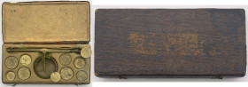 Bilancia d'epoca completa di pesi monetali (probabilmente non tutti originali) di area italiana e straniera - gr. 226; dimensioni esterne mm 82 x 180...