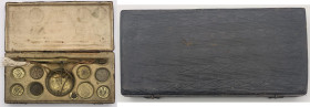 Bilancia d'epoca completa di pesi monetali (probabilmente non tutti originali) di area italiana e straniera - gr. 176; dimensioni esterne mm 82 x 175...
