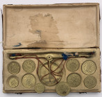 Bilancia d'epoca completa di pesi monetali (probabilmente non tutti originali) di area italiana e straniera - scatola esterna danneggiata - gr. 200; d...