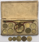Bilancia d'epoca completa di pesi monetali (probabilmente non tutti originali) di area italiana e straniera - gr. 217; dimensioni esterne mm 80 x 178...