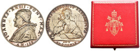 Giovanni XXIII (1958-1963) - Medaglia anno III - Ag - 36,31 g; Ø 44 mm - in cofanetto originale - D/ colpetto a ore 5

qFDC

SPEDIZIONE IN TUTTO I...
