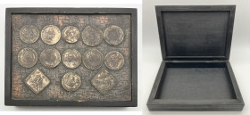 Scatola in legno (moderna) con affisse riproduzioni di antiche monete di area germanica - gr. 712; 28x21x5,5 cm

SPEDIZIONE IN TUTTO IL MONDO - WORL...
