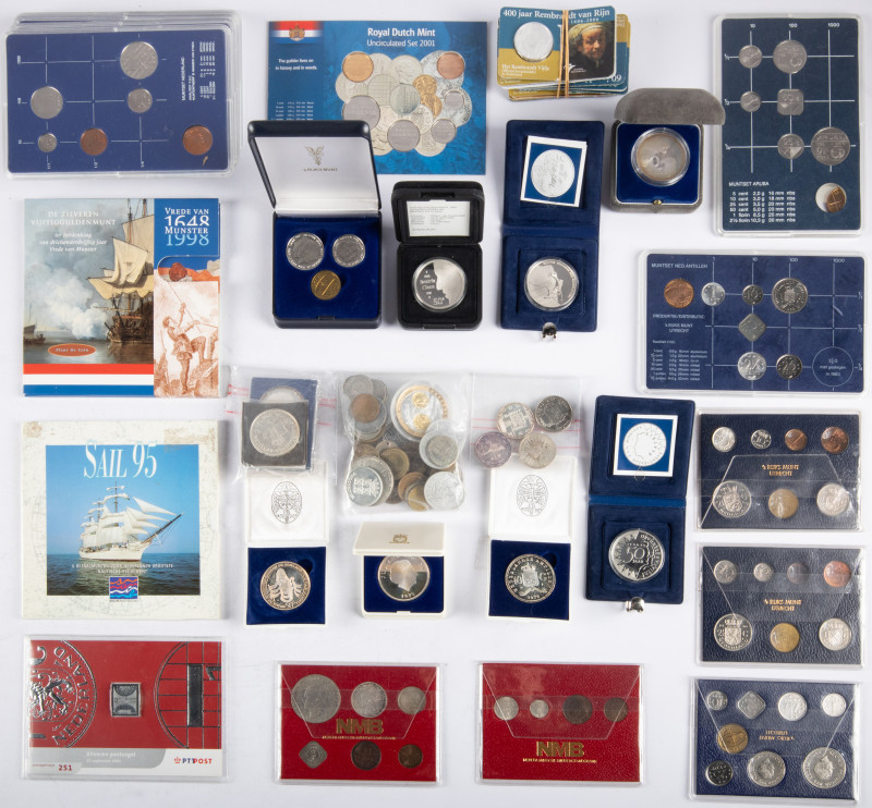 Coins Netherlands in boxes - Box with Gulden silver coins in Proof and FDC, supp...