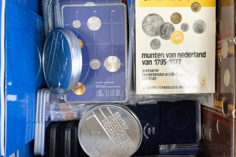 Coins Netherlands in boxes - Box with approx 120x FDC Gulden coinsets, supplemen...