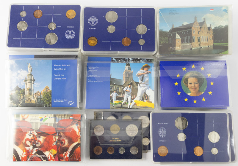 Coins Netherlands in boxes - Box with 65x FDC Gulden coinsets different years