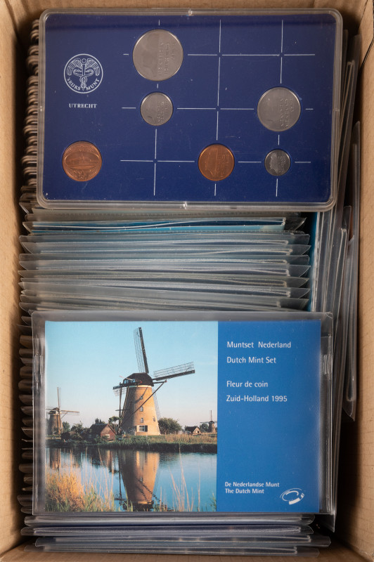 Coins Netherlands in boxes - Box with 65x FDC Gulden coinsets different years