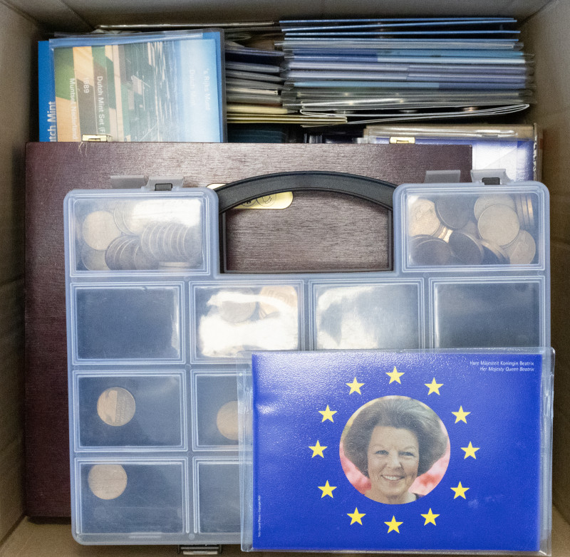 Coins Netherlands and Oversea in boxes - Box with FDC-and proofsets, also some m...