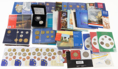 Coins Netherlands Oversea in boxes - Box with FDC coinsets Nederland; Ned. Antillen and Aruba, supplemented with FDC silver coins and foreign coin set...