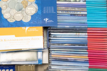 Coins Netherlands Oversea in boxes - Box with FDC- and BU-sets Netherlands Antilles, Aruba and Suriname, also some miscellaneous a.w. 'De Koninkrijksm...