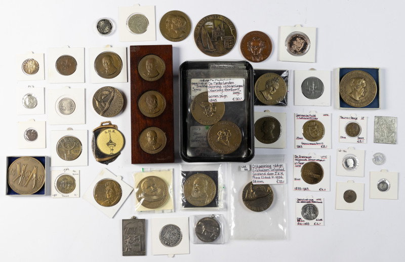 Medals in boxes - Netherlands - Lot of appr. 40 medals, incl. 'Vlaar & Kol 1977'...