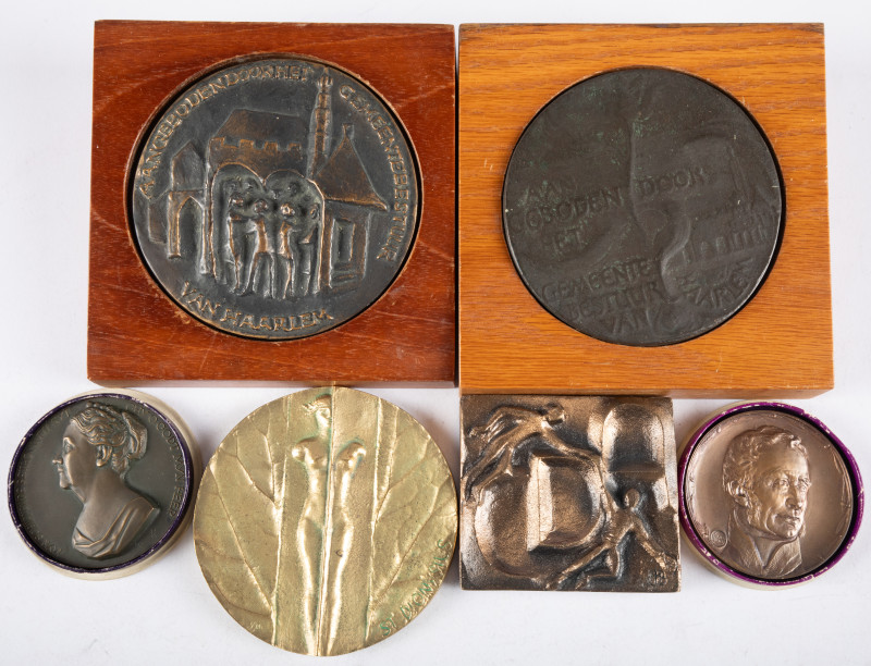 Medals in boxes - Netherlands - Lot medals: 'Beloningspenning gemeente Haarlem' ...