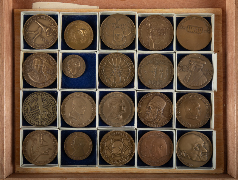 Medals in boxes - Netherlands - Box containing 20 bronze medals most 1960's