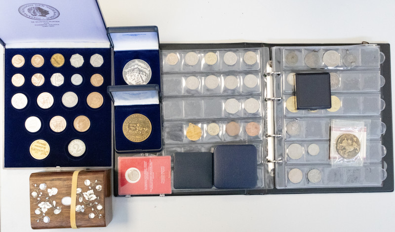 Medals in boxes - Netherlands - Lot medals (and some coins), partly in album, in...