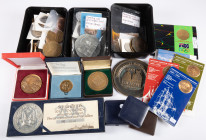 Medals in boxes - Miscellaneous - Large lot of more than 100 foreign medals, many large format, partly in boxes