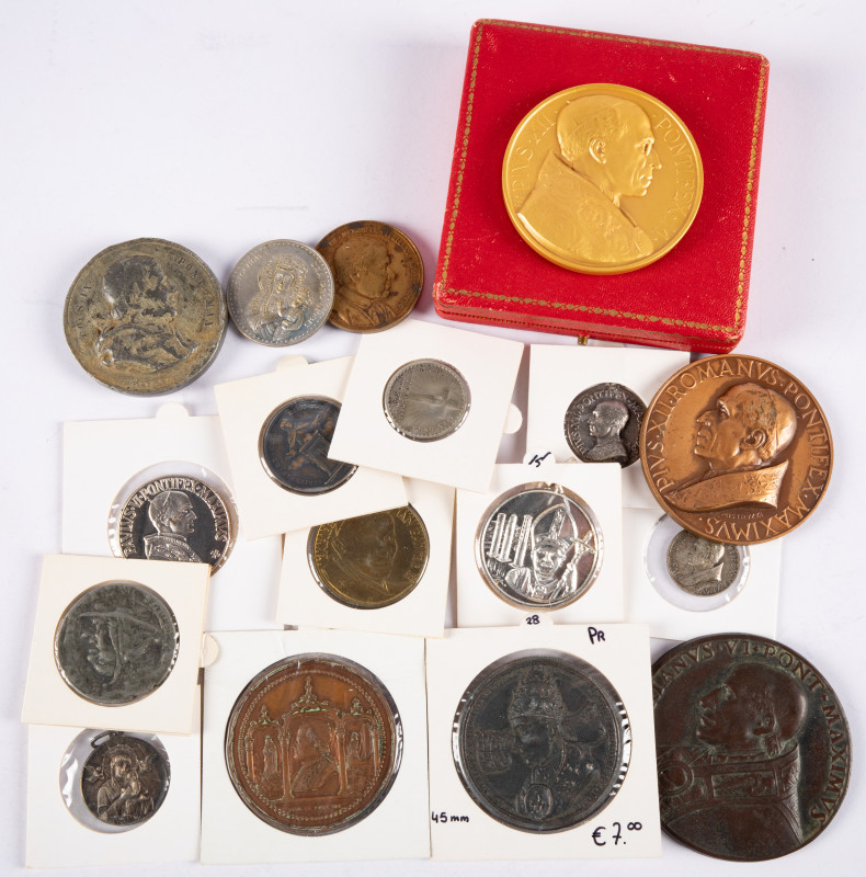 Medals in boxes - Miscellaneous - Popes - lot of medals with images of Popes 19t...