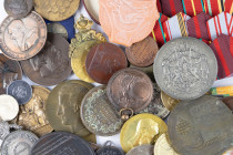 Medals in boxes - Miscellaneous - Appr. 3 kilogram medals and plaquettes incl. older Belgian, '50 years Glaces d'Auvelais 1925' by G. Devreese, '10eme...