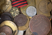 Medals in boxes - Miscellaneous - Appr. 3,5 kilogram medals and plaquettes, many older Belgian, some decorations and 3x Israel state medal