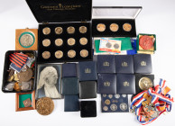 Medals in boxes - Miscellaneous - Varied lot: cassette 'Gouden florijnen van Oranje-Nassau', box medals, medals in boxes, medals in frames, magnifier,...