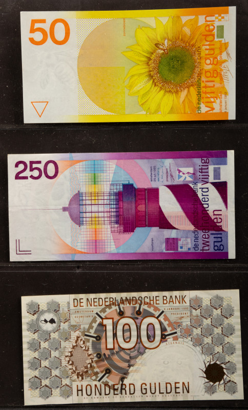 Banknotes Netherlands and Oversea in albums - Netherlands - Small collection ban...