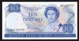 World Banknotes - New Zealand - 10 Dollars ND 1981 (P. 172a) - low serial no. - UNC