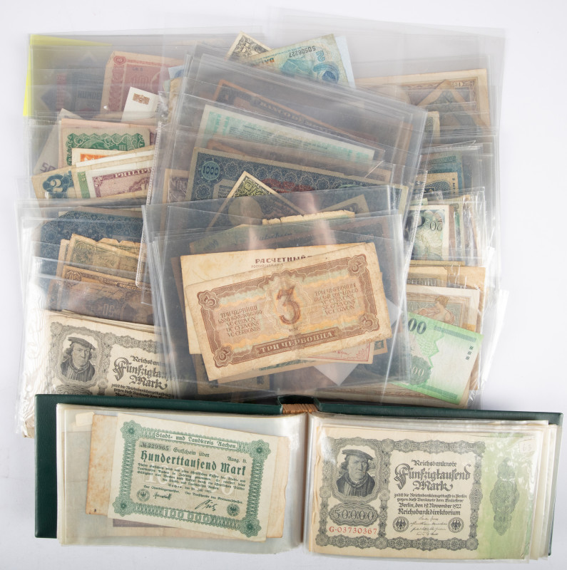 Banknotes world in boxes - World - Box banknotes world among which Germany, Russ...