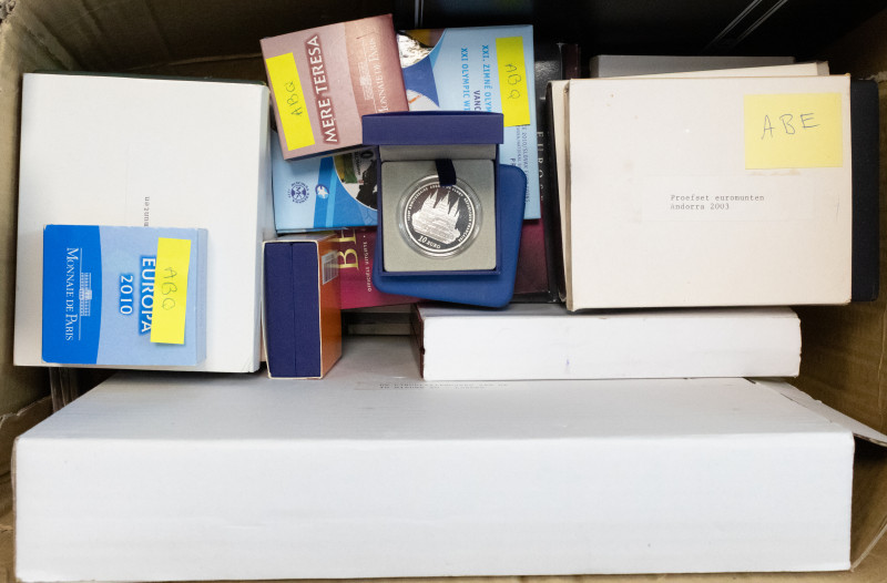 Coins world in boxes - Euro's - Box with Euro coin sets, proba/specimen sets and...