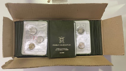 JUAN CARLOS I. Cartera *77 (1+5+25 pesetas). Una caja de la FNMT con cincuenta carteras. Lote de conjunto