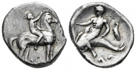 Calabria. Tarento. Didracma-Didrachm. 344-334 a.C. (Cy-249 similar). Anv.: Jinete parado a derecha, alzando su brazo derecho. Rev.: Taras sobre delfín...