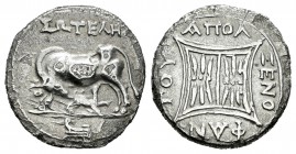 Illyria y Grecia Central. Apolonia Pontika. Victoriato. 229-104 a.C. (Cy-1749 similar). (Se-1878 similar). Anv.: Vaca a izquierda amamantando a terner...