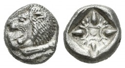 Jonia. 1/12 estátera- 1/12 stater. 550-525 a.C. Miletos. (Se-3532). (Cy-2647). Anv.: Cabeza de león a izquierda. Rev.: Diseño floral dentro de cuadro ...