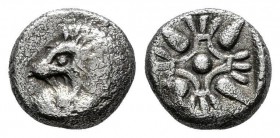 Jonia. Miletos. 1/12 estátera- 1/12 stater. 500-478 a.C. (Cy-2647). (Sng Cop-948). Anv.: Cabeza de león a izquierda . Rev.: Flor de cuatro pétalos y d...