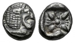 Jonia. Miletos. Óbolo-Obol. s. VI-V a.C. (Sng Cop-952). Anv.: Cabeza de león a derecha. Rev.: Florde cuatro pétalos en cuadrado incuso. Ag. 1,15 g. MB...
